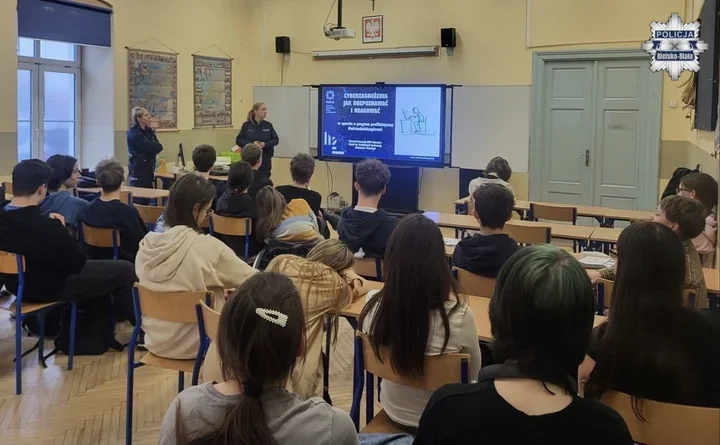 Dzielnicowe z Komisariatu III - rozmawiały z licealistami o odpowiedzialności i zagrożeniach