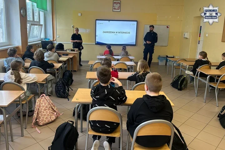Dzielnicowi z Komisariatu III w Bielsku-Białej - uczniowie usłyszeli o narkotykach i cyberprzemocy