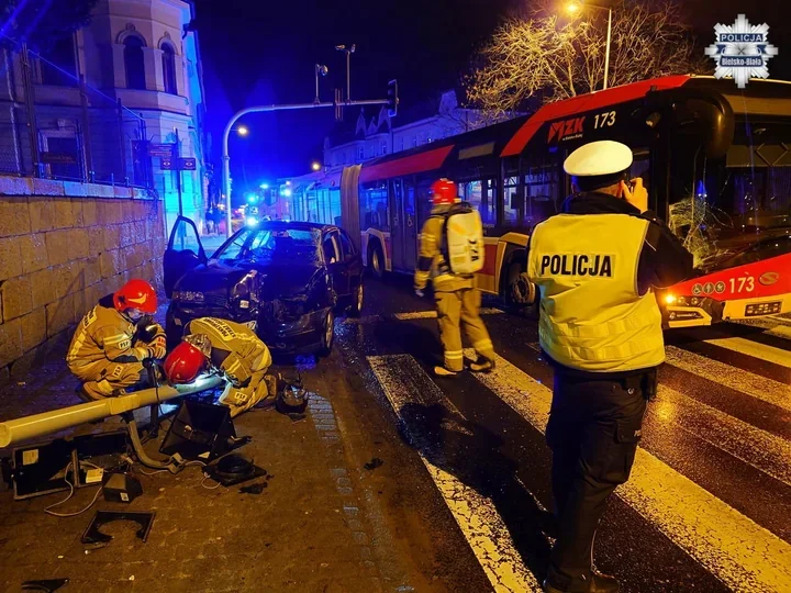 Osobówka wymusiła pierwszeństwo na autobusie na 3 Maja - uniknięto tragedii