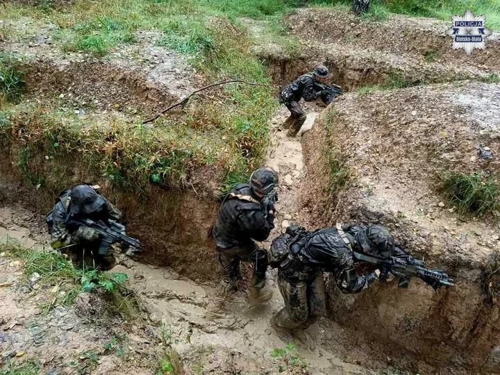Ćwiczenia taktyczne w okopach - umundurowane grupy z replikami broni w Mikuszowicach