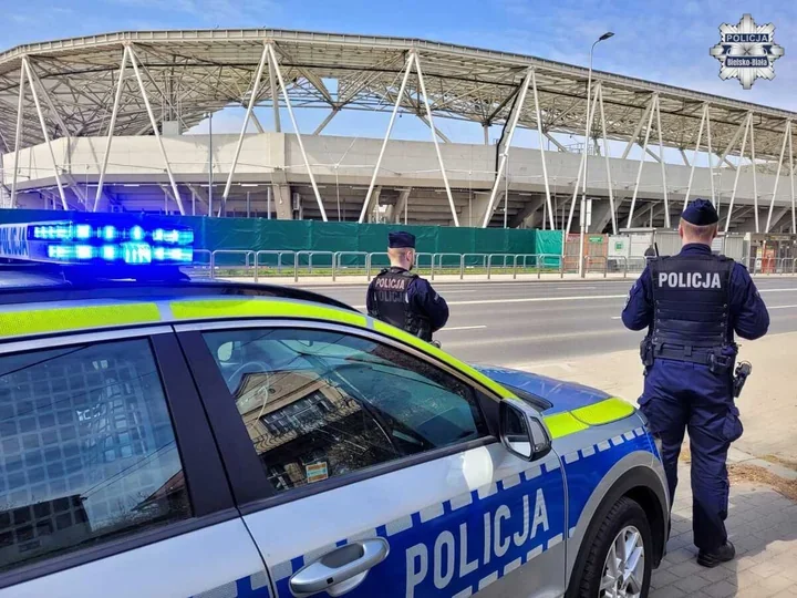 Dym nad stadionem w Bielsku-Białej kibice zignorowali zakaz i odpalili race