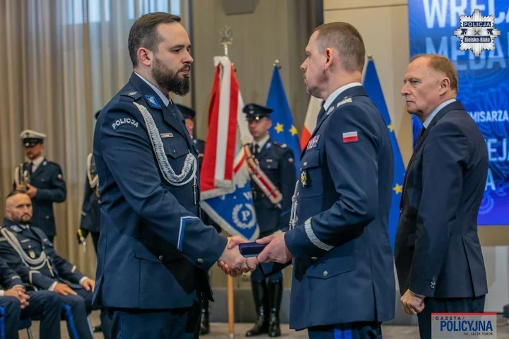 Sekundy od tragedii - bielscy policjanci dostali medal za akcję w ogniu