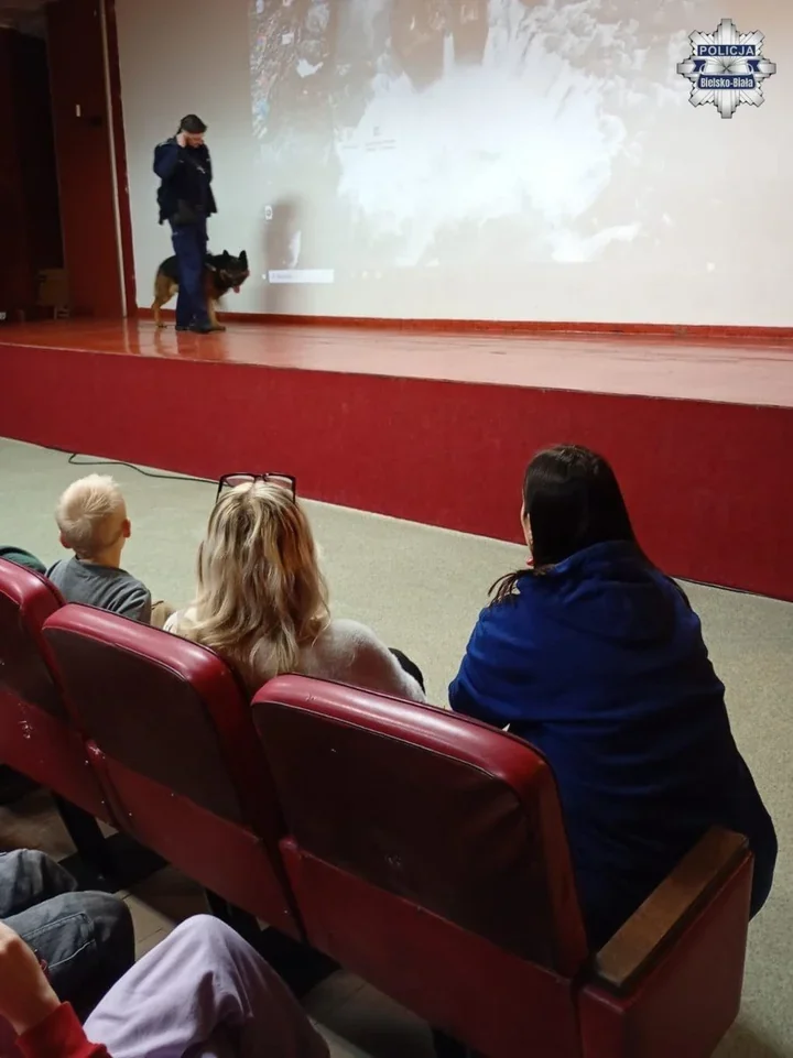 Policjanci z bielskiego garnizonu uczą i bawią - pokaz psa Cezara i przypomnienie zasad bezpieczeństwa