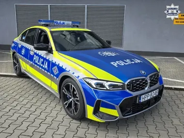 BMW M340i xDrive w bielskiej drogówce. Radiowóz z mocnym sygnałem