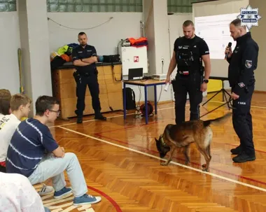 W Pisarzowicach policjanci pokazali uczniom, co może kosztować jedna decyzja