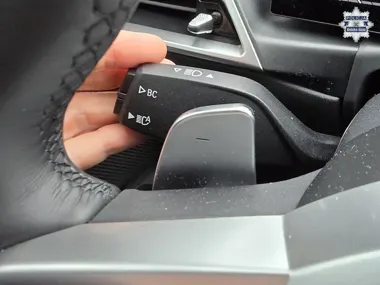 Niewinny błysk świateł potrafi skończyć się mandatem i punktami