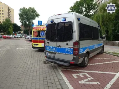 Cofanie na parkingach zamieniło się w dramat - dwie seniorki ciężko ucierpiały