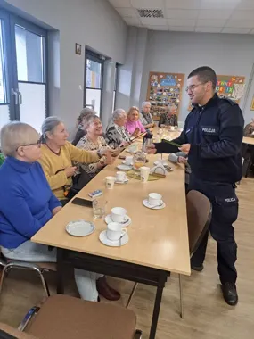 Dzielnicowi z Bielska rozbijają telefoniczne pułapki oszustów - kampania uczy seniorów