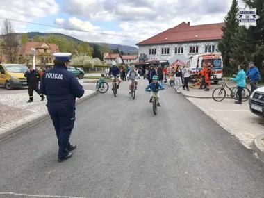 W Porąbce dzieci ruszyły na rowery, a policjanci z Bielska-Białej dali lekcję