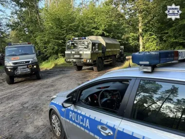 Niewybuchy wyszły z potoku w Lipniku - policja pilnowała ich całą noc