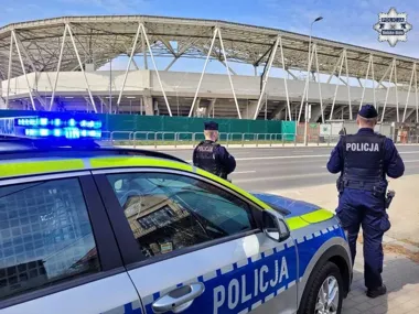 Dym nad stadionem w Bielsku-Białej kibice zignorowali zakaz i odpalili race