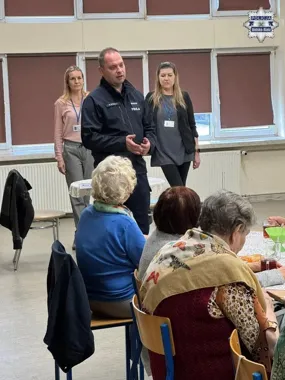 Policjanci z bielskiej dwójki ostrzegli seniorów przed najpopularniejszymi pułapkami