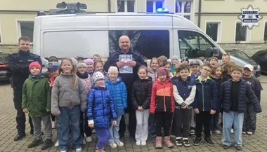Policyjny ambulans przy szkole w Wapienicy - uczniowie zobaczyli sprzęt po wypadkach