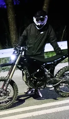 Elektryczny cross uderzył w auto i zniknął. Policja szuka świadków