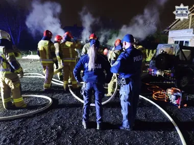 W Bielsku-Białej elektryk stanął w ogniu na nocnym parkingu - strażacy walczyli do rana