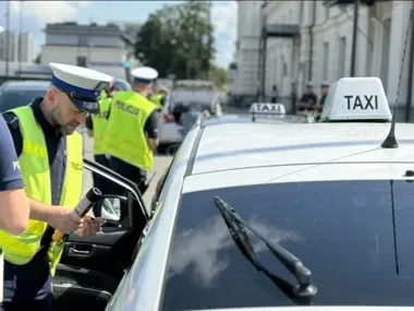 Taksówka pędziła pod prąd w centrum - policja szybko namierzyła kierowcę