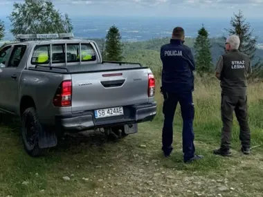 Quady i terenówki na górskich szlakach - służby w Szczyrku ruszyły na patrole
