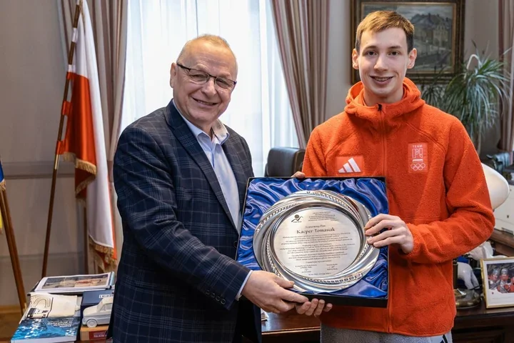 Młody medalista powrócił do domu – ratuszowe gratulacje dla Kacpra Tomasiaka