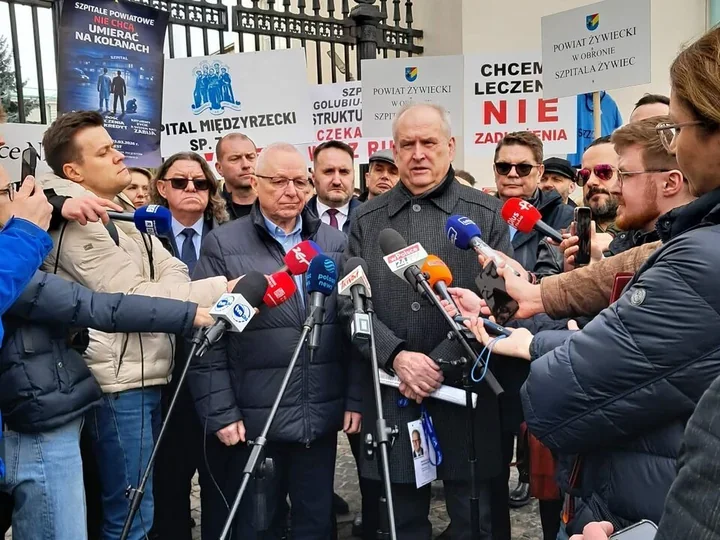 Powiatowe szpitale protestują w Warszawie – alarm o finansach i dostępności świadczeń