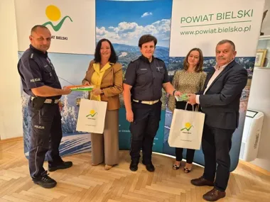 Sześć tysięcy odblasków trafi do szkół powiatu bielskiego