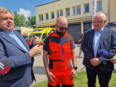 Nowa karetka i kamizelki kuloodporne dla ratowników. Powiat wspiera bielskie pogotowie