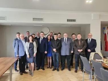 Samorządowcy z powiatu w Bielsku-Białej rozłożyli na stole wodę, bezpieczeństwo i rodziny zastępcze