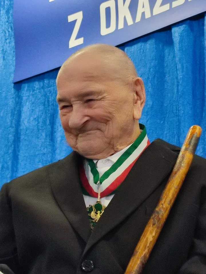 Sto lat i wciąż tworzy - jubileusz Józefa Hulki i medal Gloria Artis