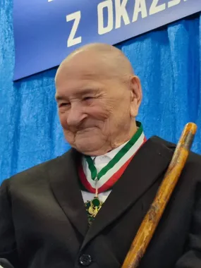Sto lat i wciąż tworzy - jubileusz Józefa Hulki i medal Gloria Artis