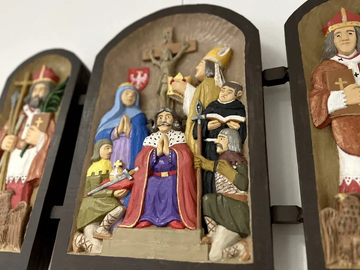 Święci Patroni Polski - rzeźba spotyka malarstwo na szkle w Galerii Sztuki ROK