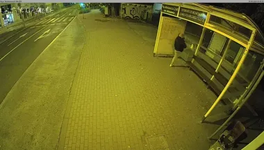Szyby w wiacie przystankowej wybite nad ranem. Ujęcie o 4:30