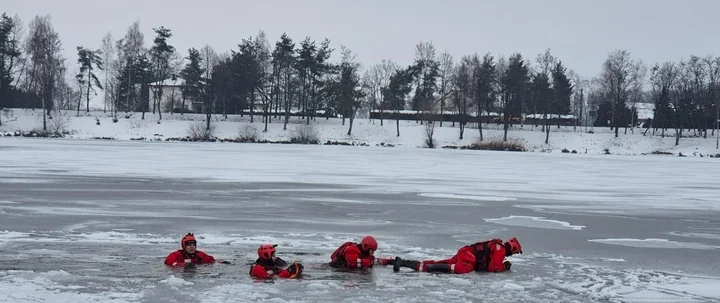 Ćwiczenia pod lodem - strażacy z Bielska trenowali ratownictwo wodno-lodowe