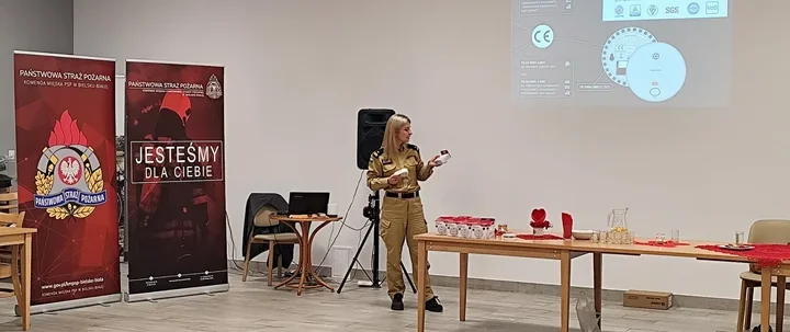 Strażacy rozdali czujki - seniorzy z Jaworza uczą się wykrywać czad i dym